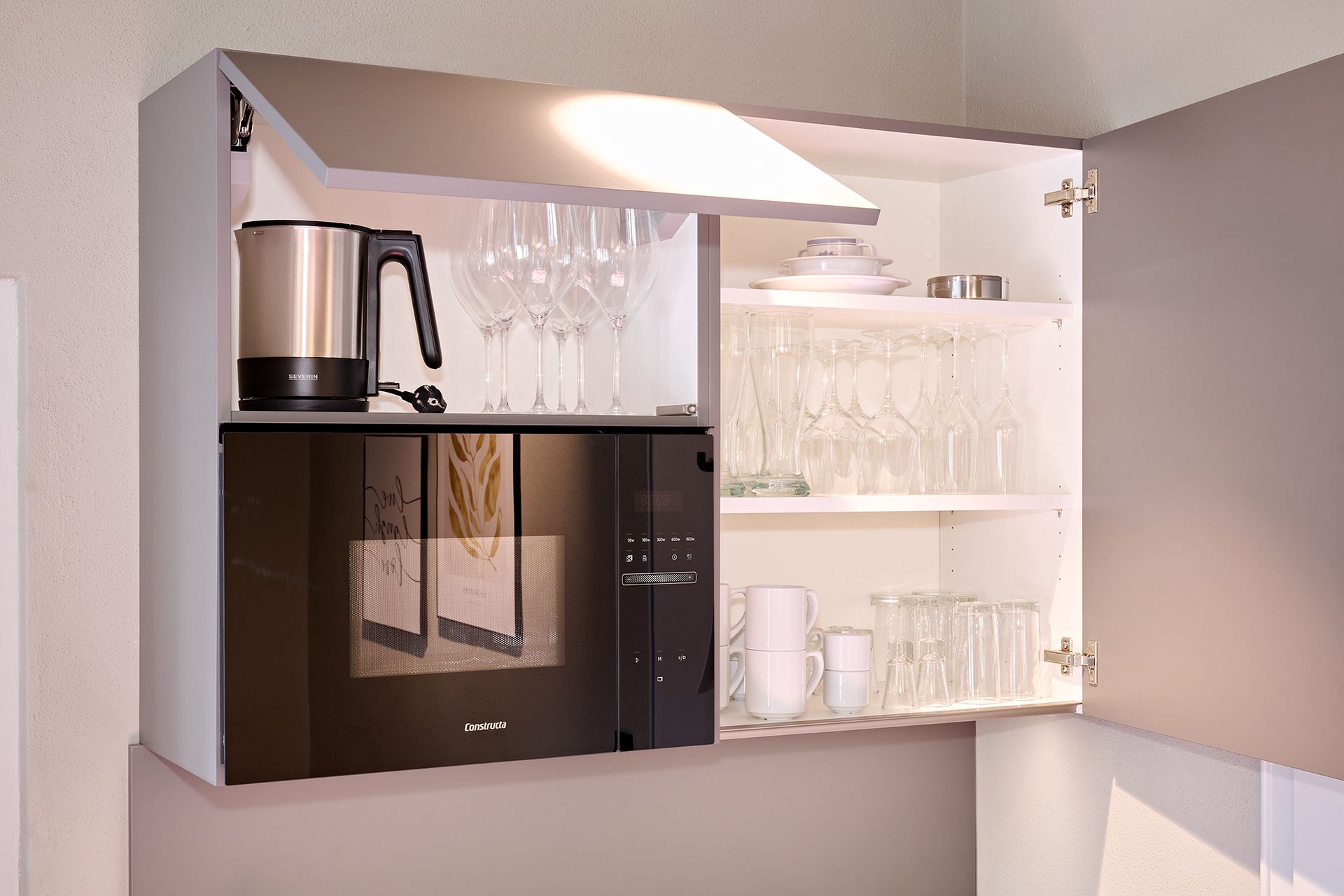 Ein Küchenschrank mit Mikrowelle und Kaffeemaschine