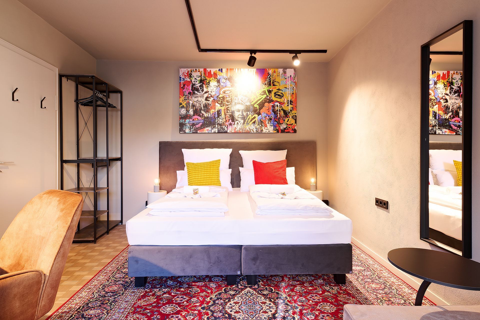 Ein Hotelzimmer mit einem großen Bett und einem Teppich