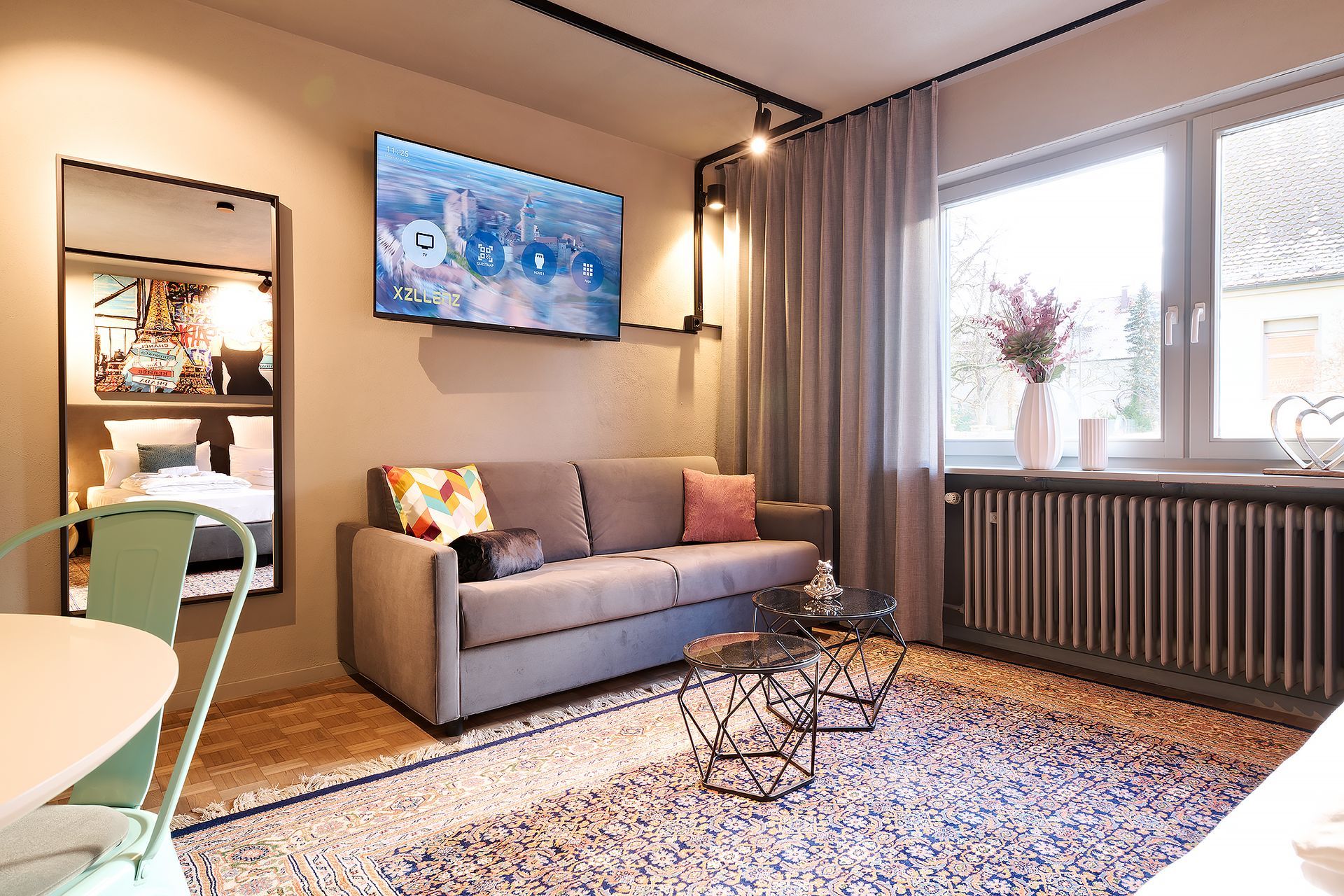 Ein Wohnzimmer mit einer Couch und einem Fernseher an der Wand.