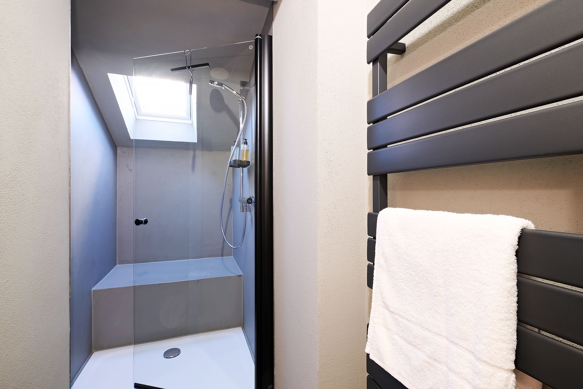 Ein Badezimmer mit Dusche und Handtuchhalter