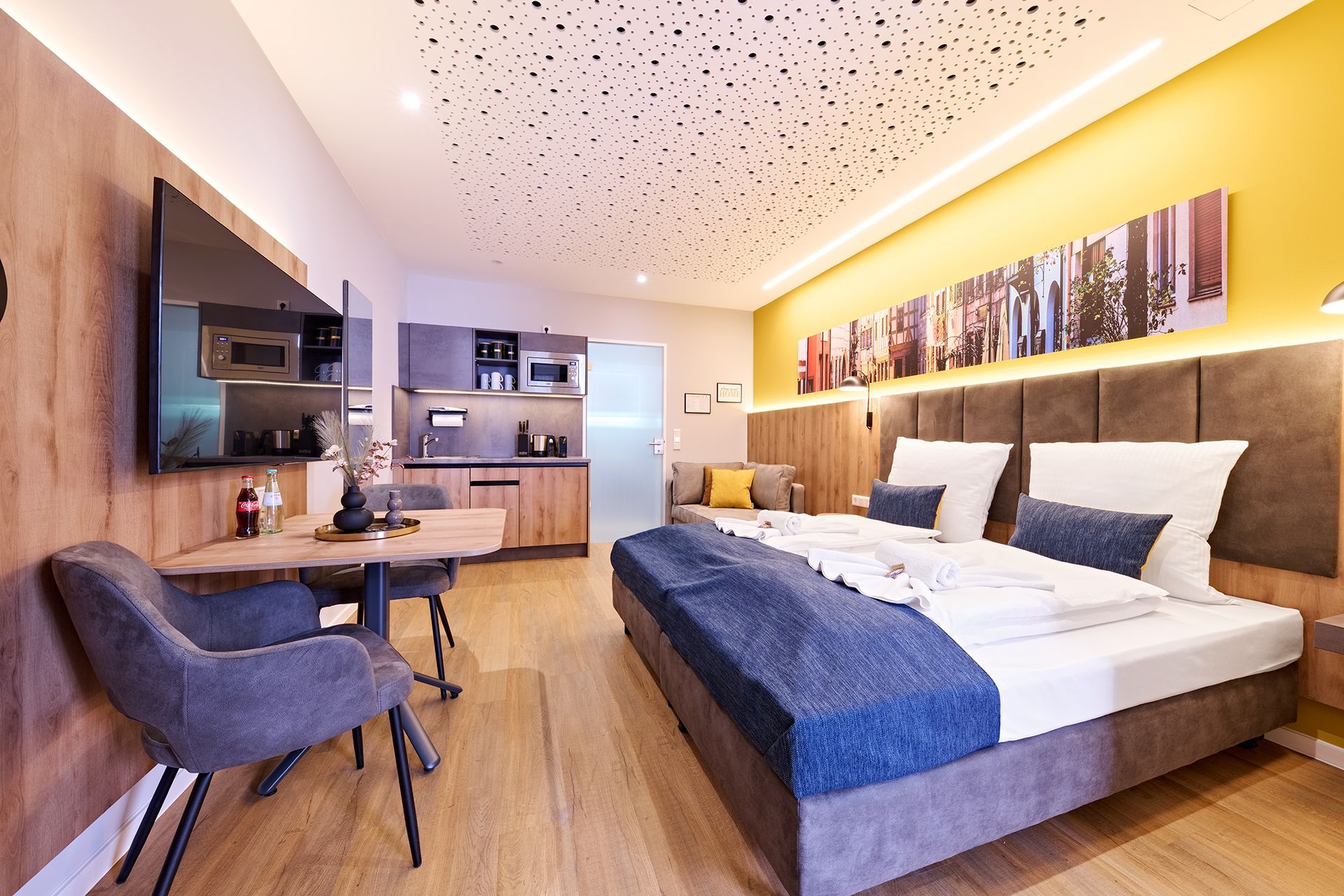 Ein Hotelzimmer mit einem großen Bett und einem Flachbildfernseher