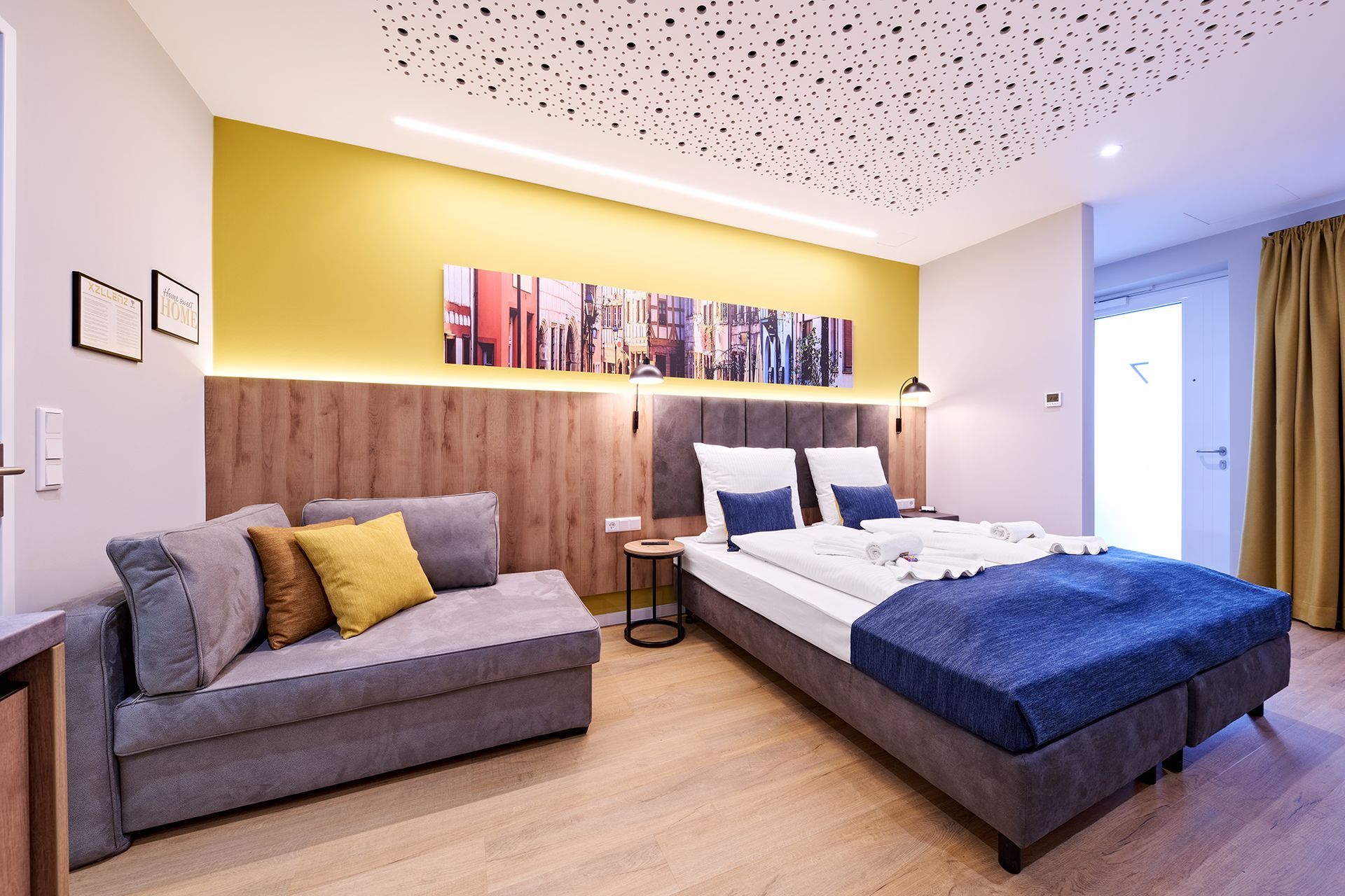 Ein Hotelzimmer mit einem großen Bett und einer Couch.