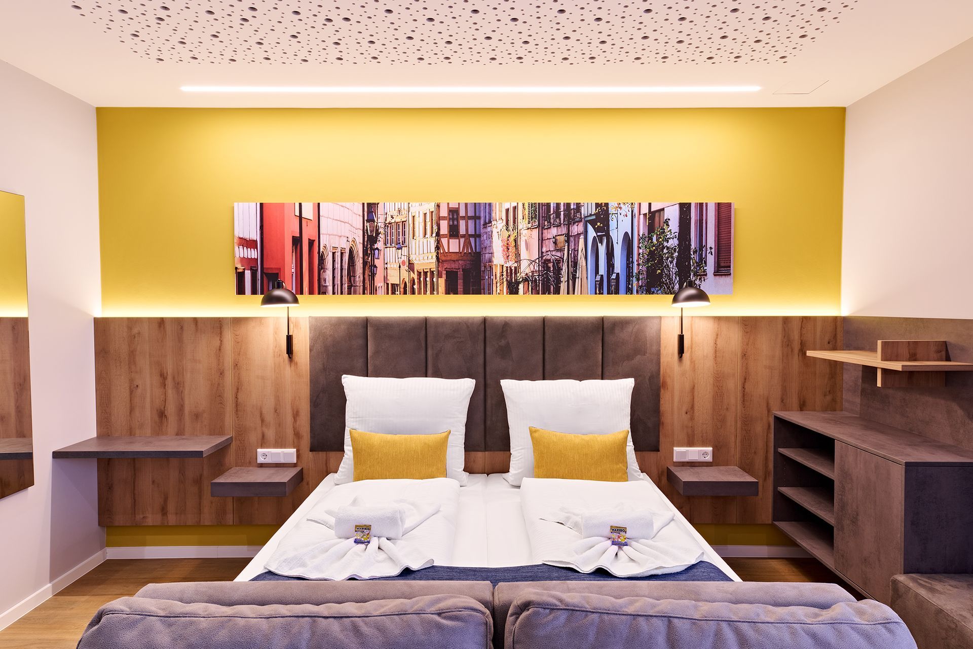 Ein Hotelzimmer mit einem großen Bett und einer Couch