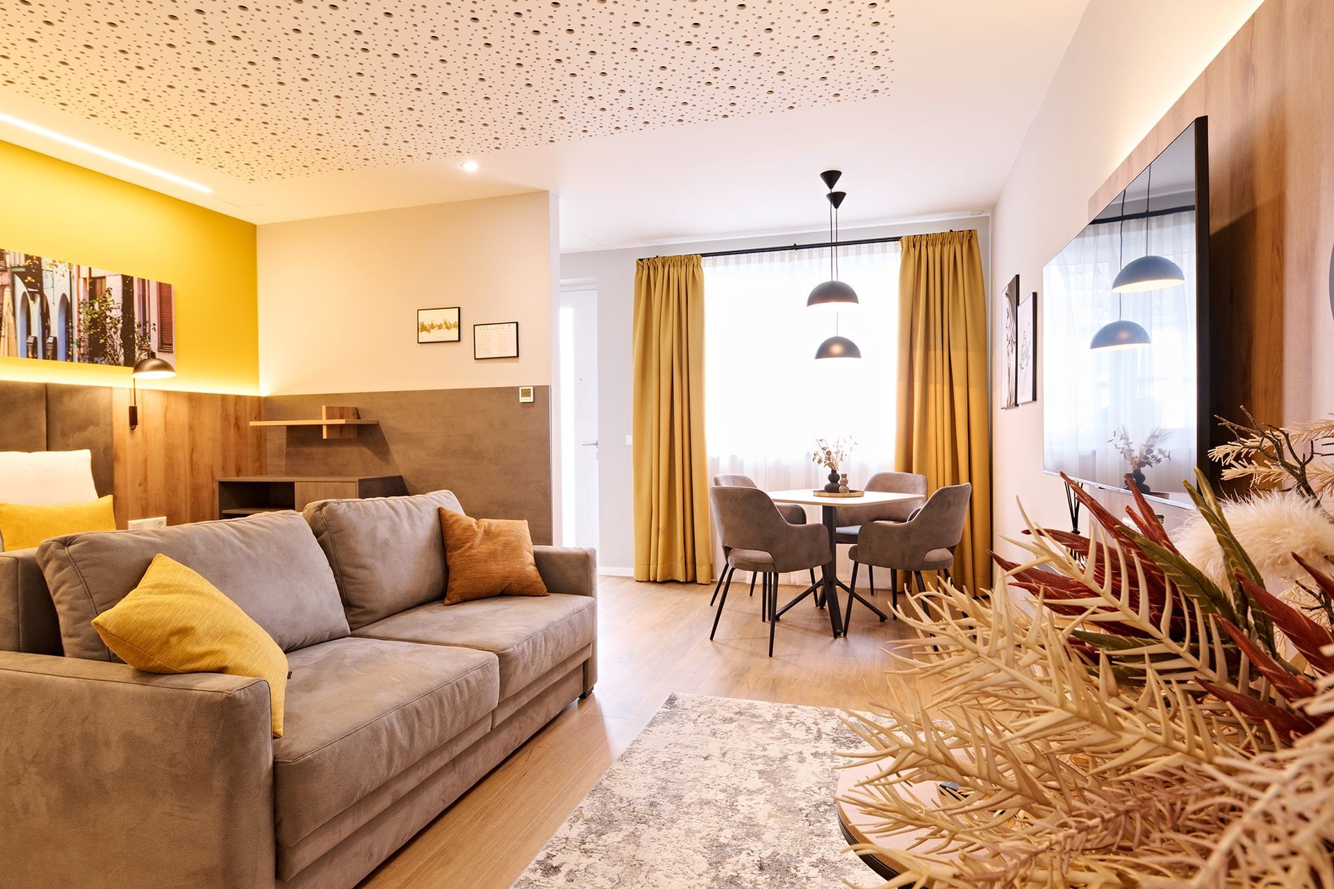 Ein Wohnzimmer mit Couch, Tisch und Stühlen.