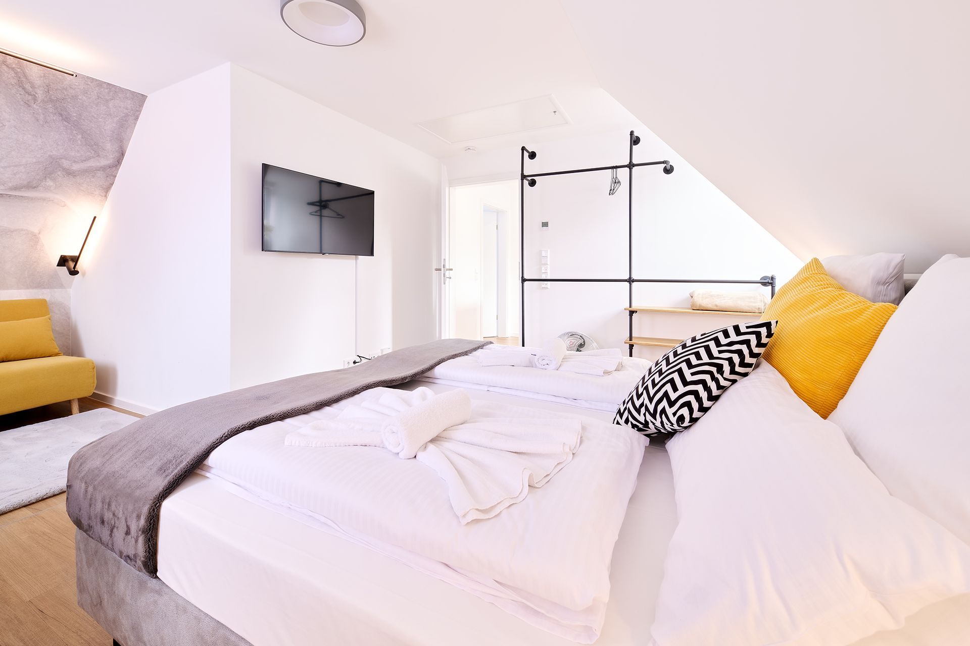 Ein Schlafzimmer mit Bett, Couch und Fernseher.
