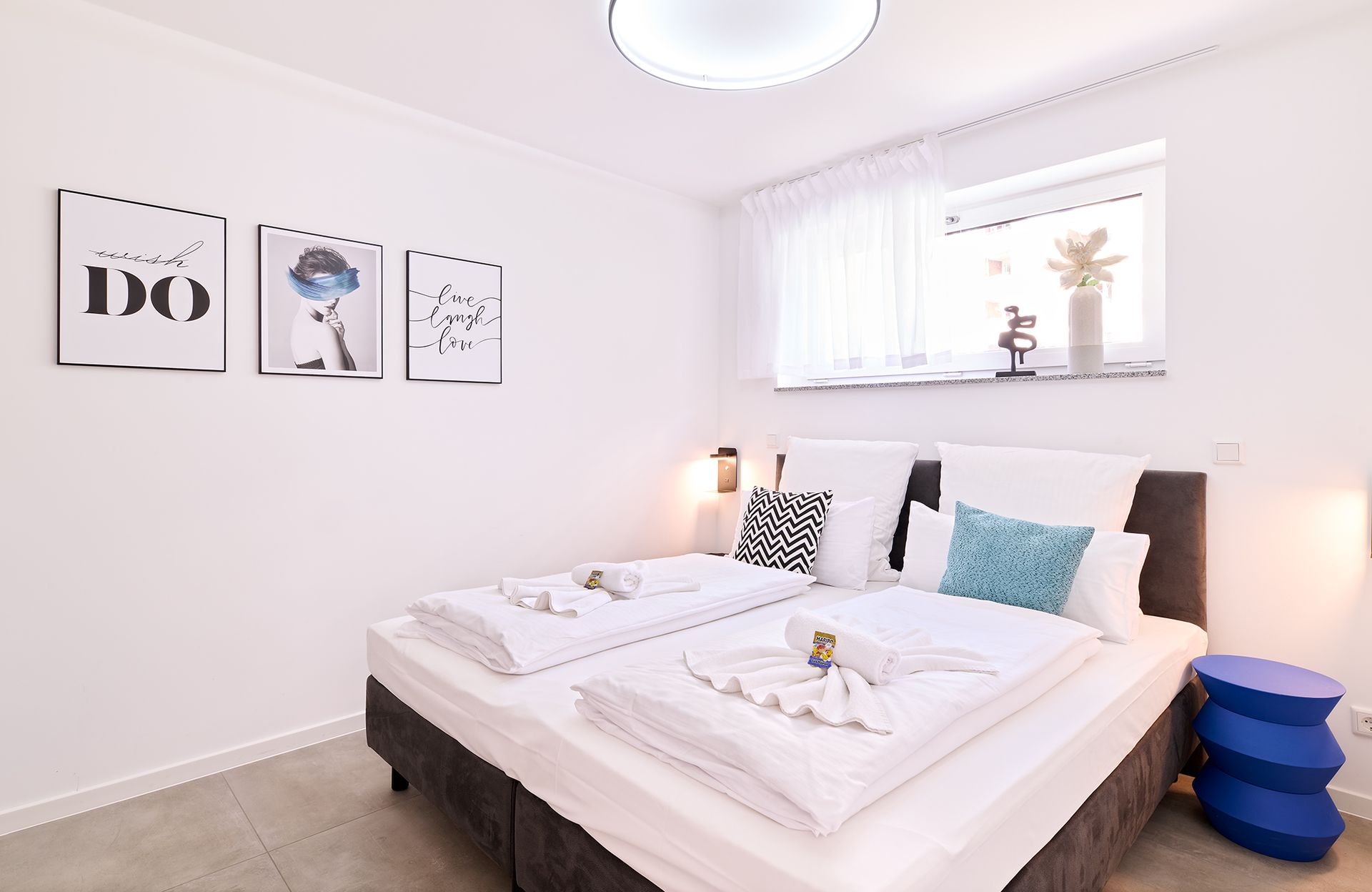 Ein Schlafzimmer mit zwei Betten und einem Schild an der Wand mit der Aufschrift „Do