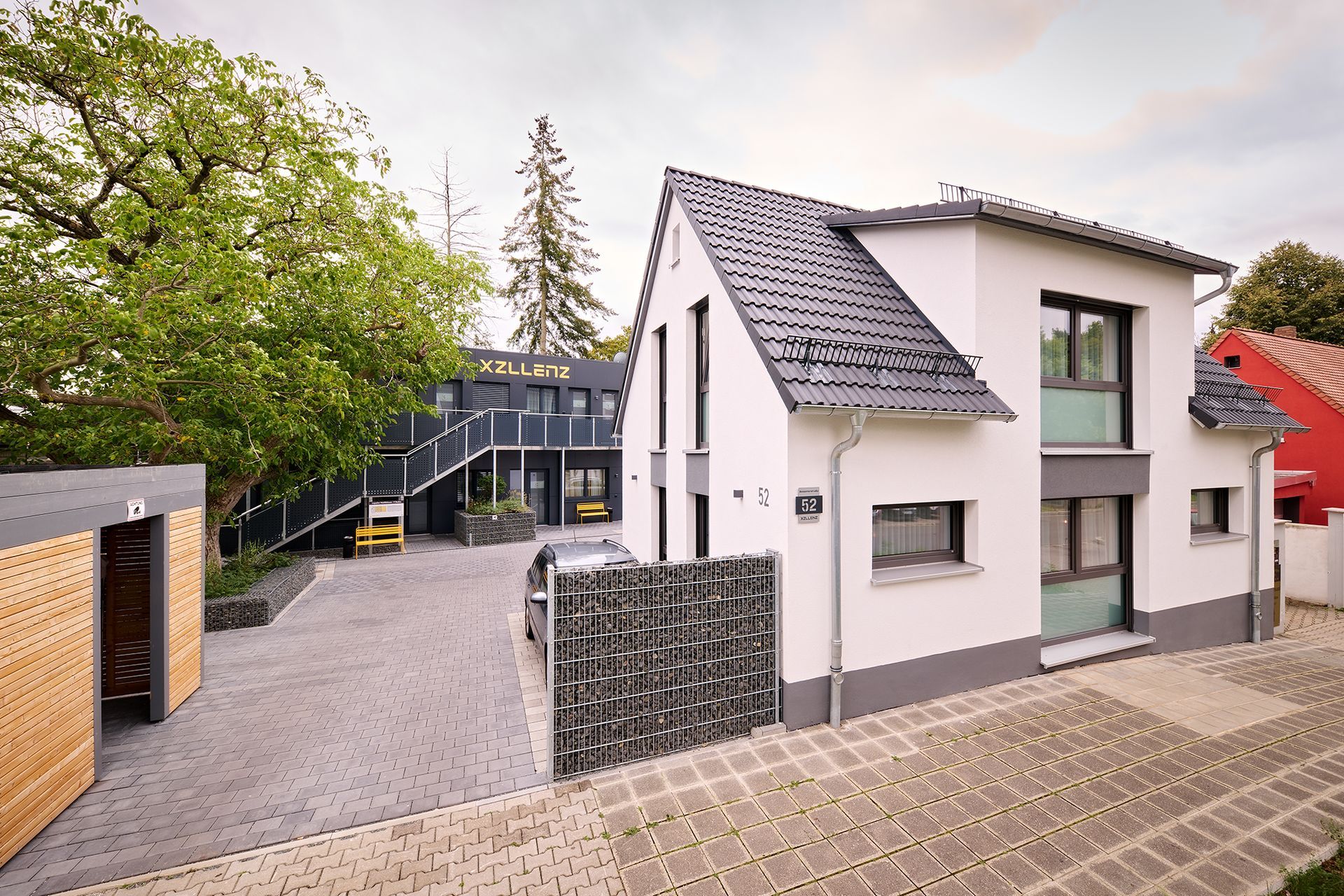 Ein weißes Haus mit einem davor geparkten Auto