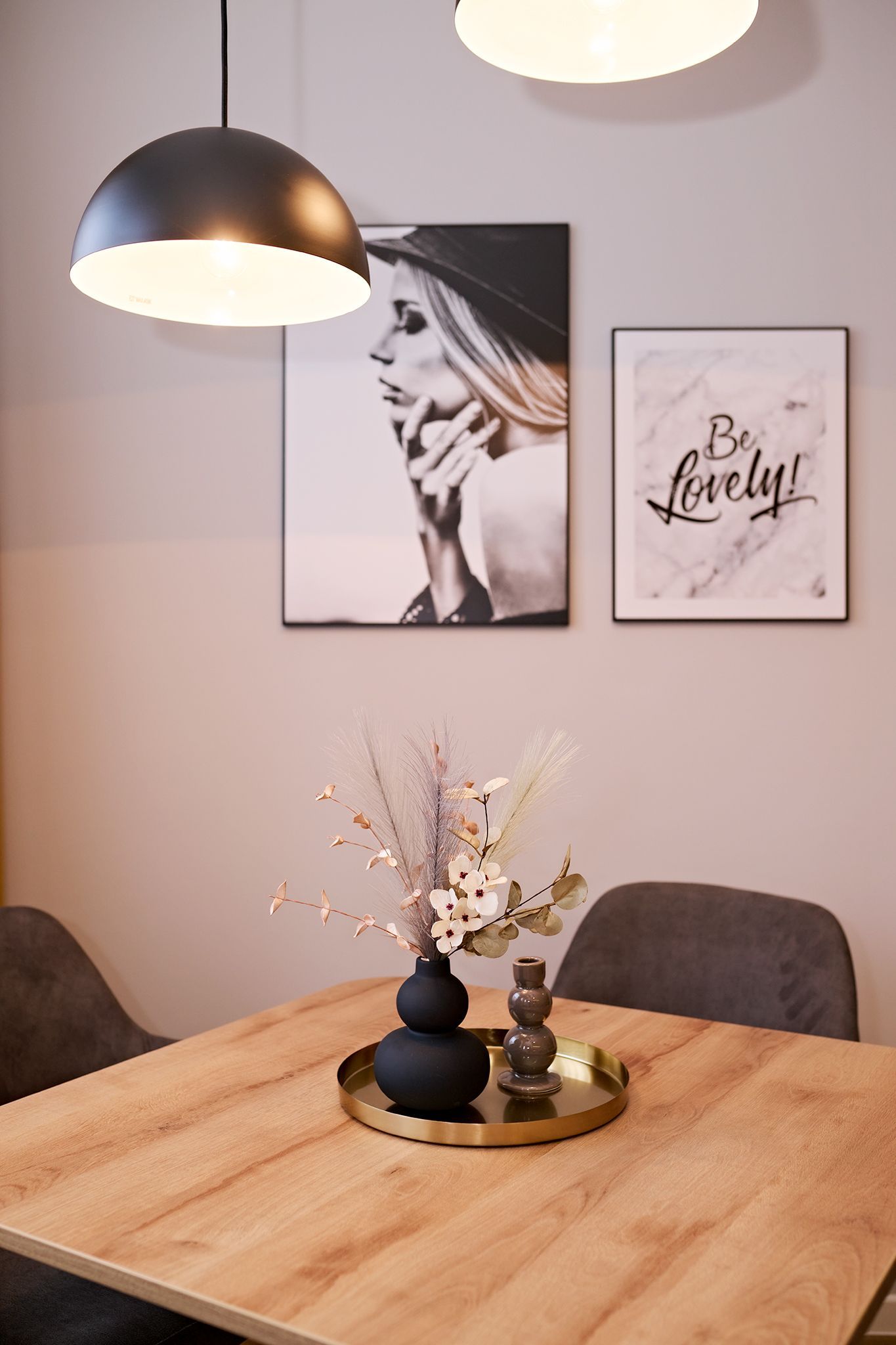 Ein Esstisch mit einer Vase mit Blumen darauf.