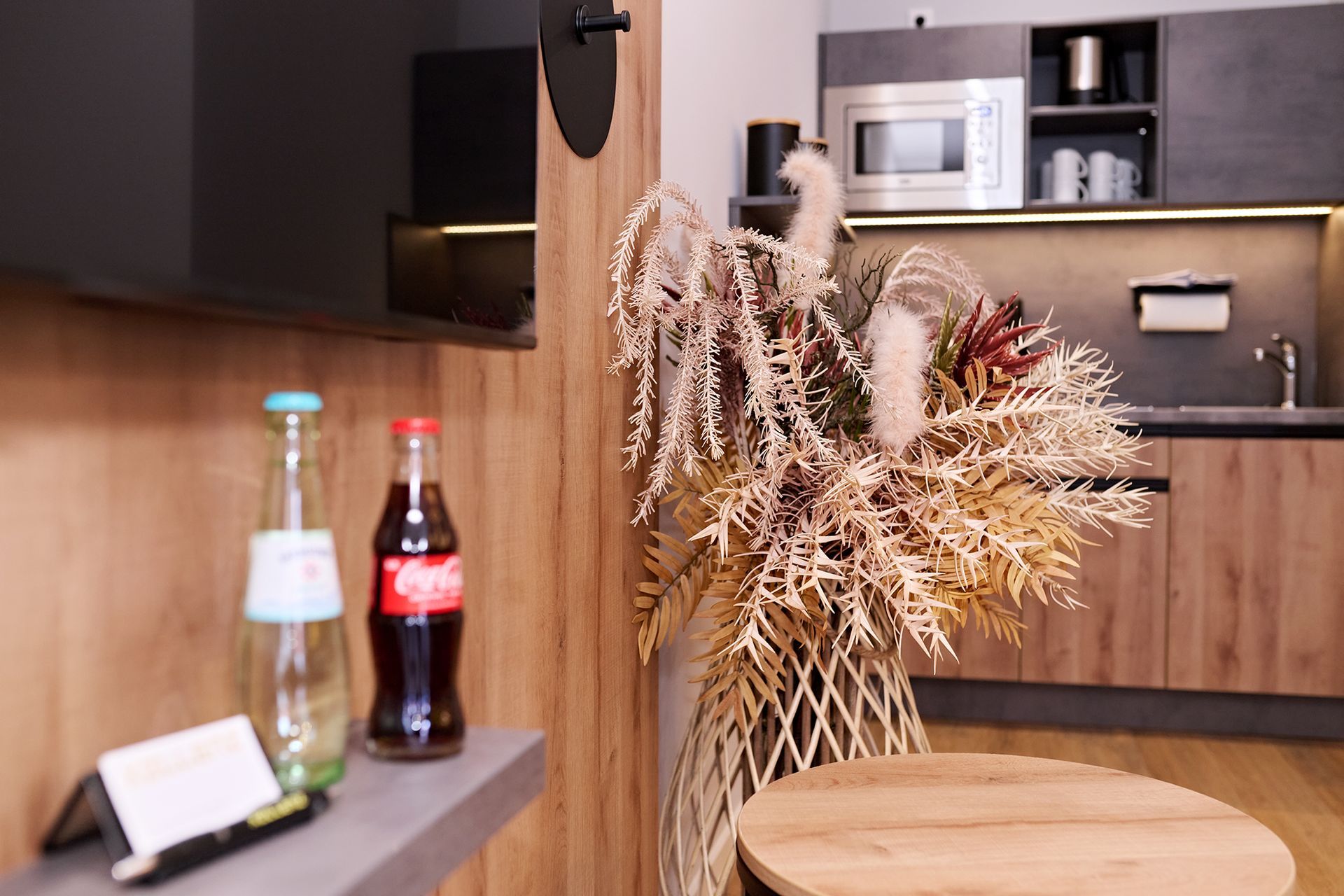 Eine Flasche Coca Cola steht auf einem Tisch in einer Küche.