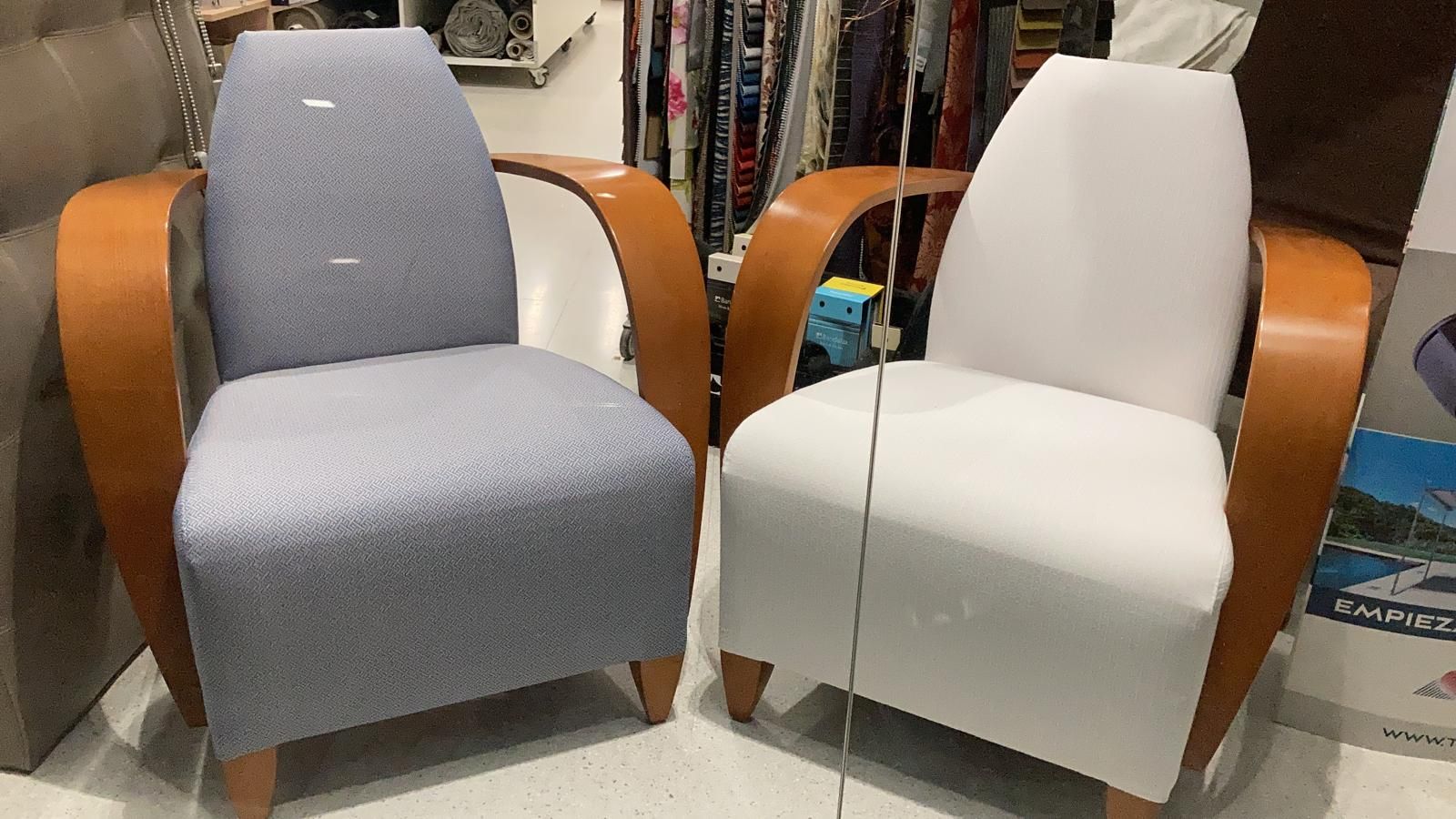 Dos sillas están una al lado de la otra en una habitación.