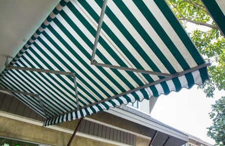 Un toldo de rayas verdes y blancas cuelga del techo.