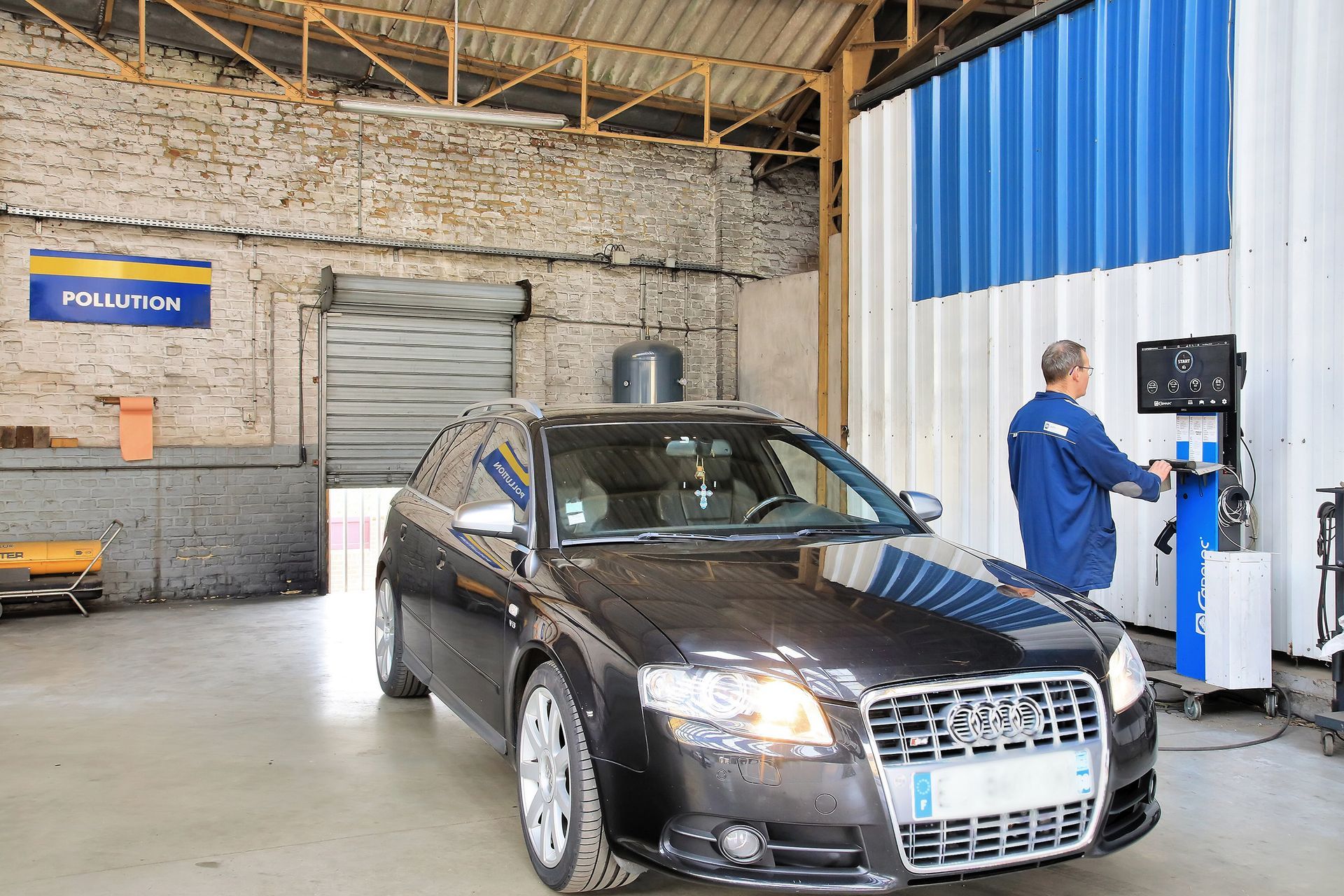 Passage à la valise d'une voiture lors d'un contrôle technique