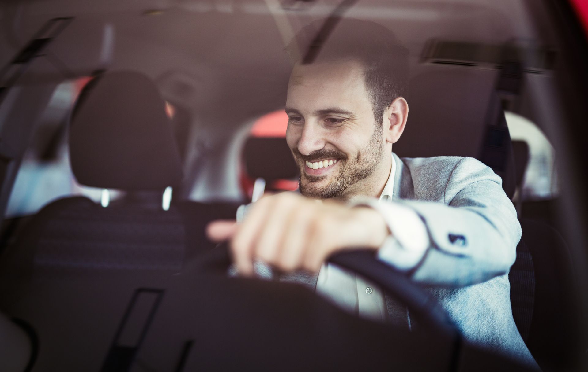 Personne souriante dans son véhicule