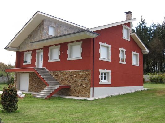 Una gran casa roja con escaleras que conducen a ella.