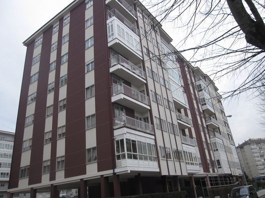 Un edificio grande con muchas ventanas y balcones.