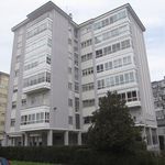 Un gran edificio blanco con muchas ventanas y balcones.