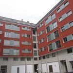 Un gran edificio de ladrillo rojo con muchas ventanas en un día nublado.