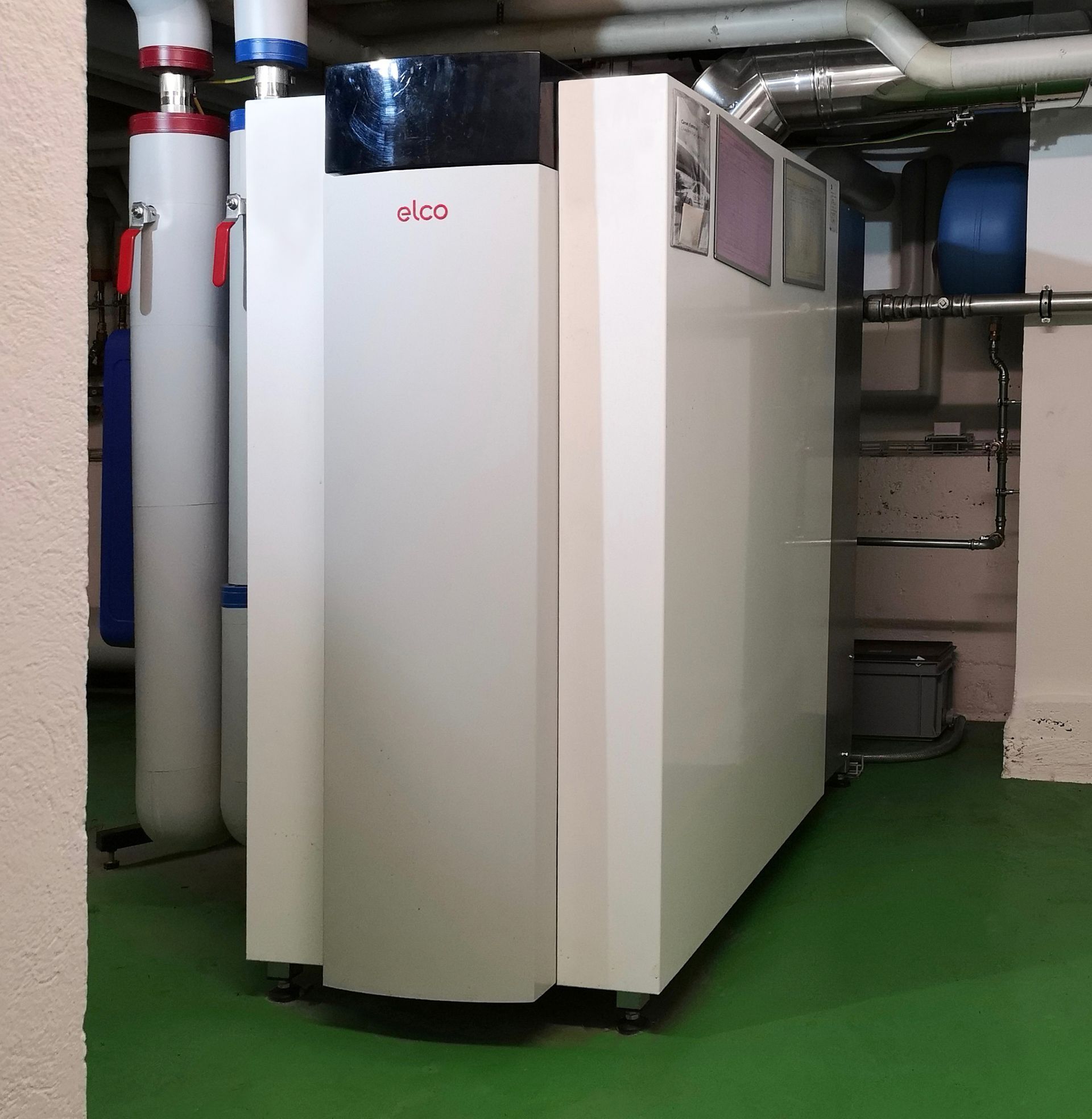 De grandes armoires blanches pour équipements industriels se trouvent dans un local technique