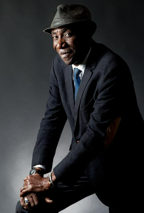 Photo d'un homme en costume et chapeau