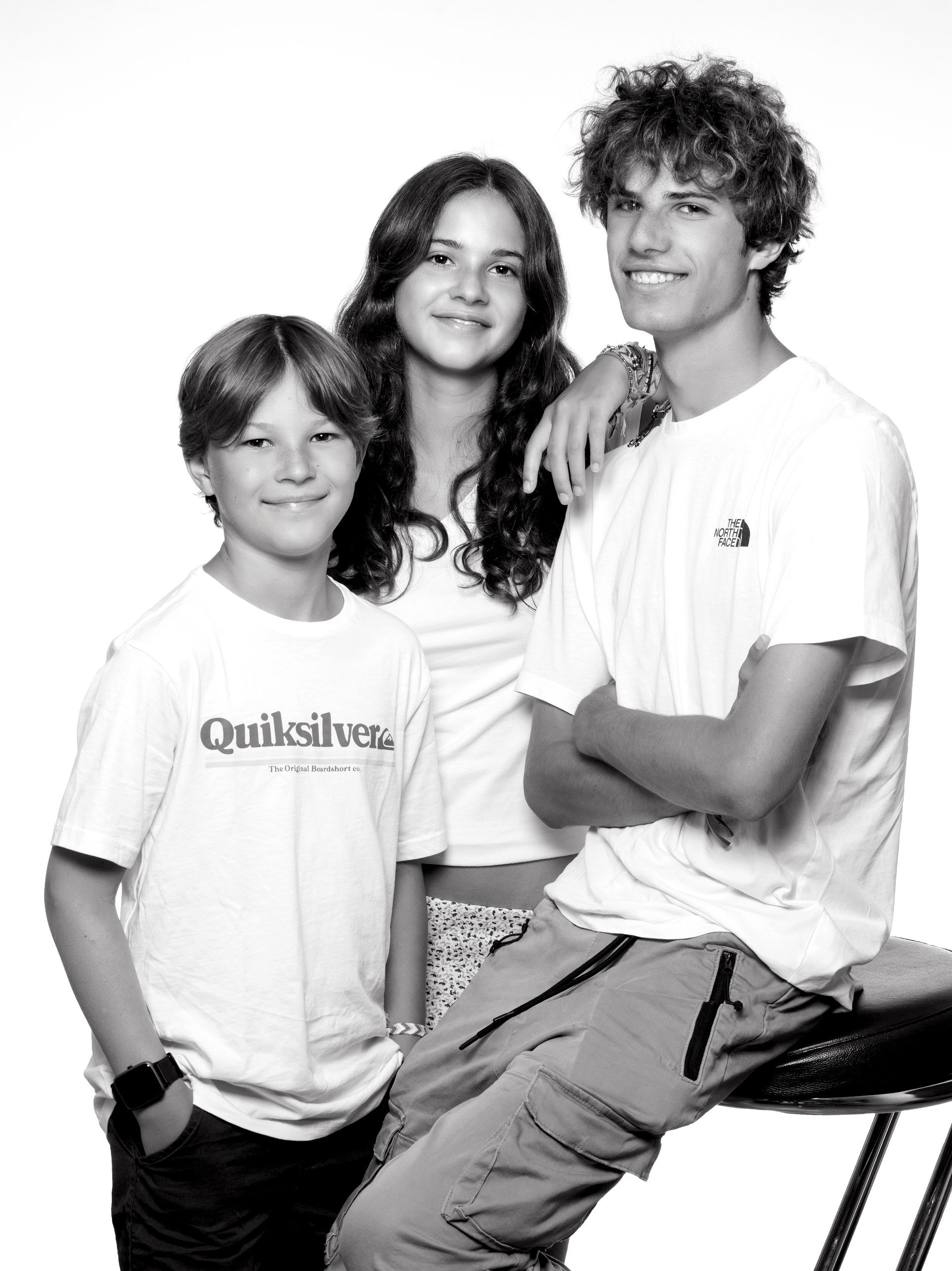 Photo en noir et blanc de 2 frères et une sœur au milieu