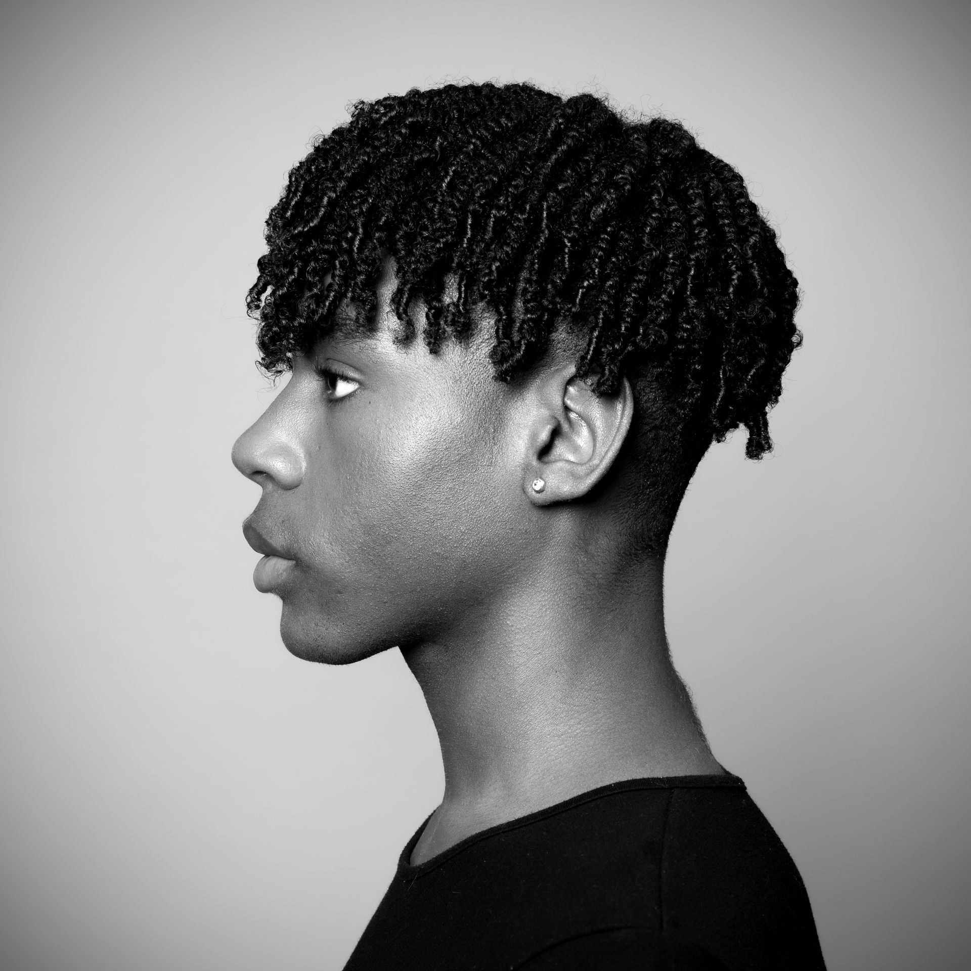 Photo de profil en noir et blanc d'un jeune