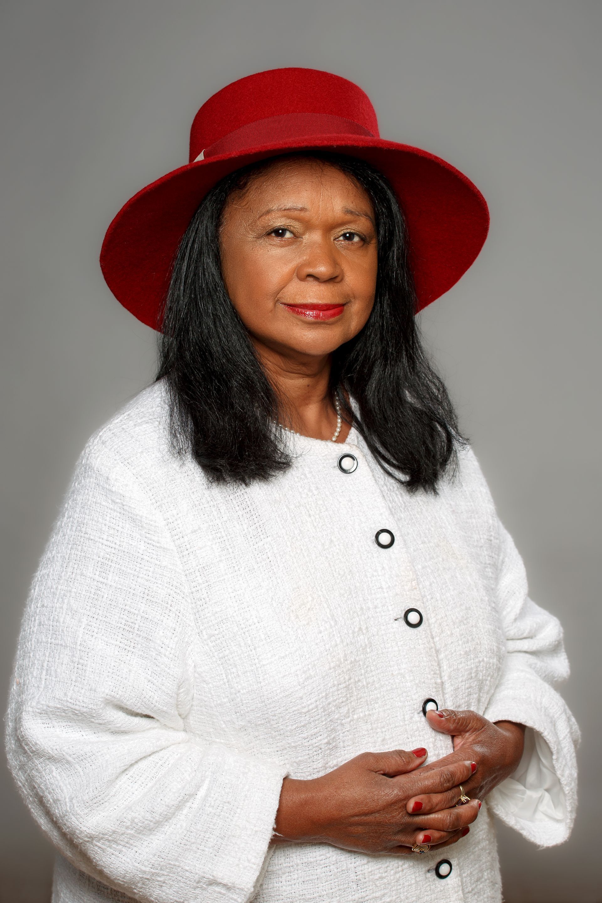 Photo d'une femme avec un chapeau rouge