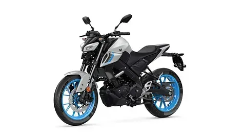 Una motocicleta blanca y azul con ruedas azules sobre un fondo blanco.