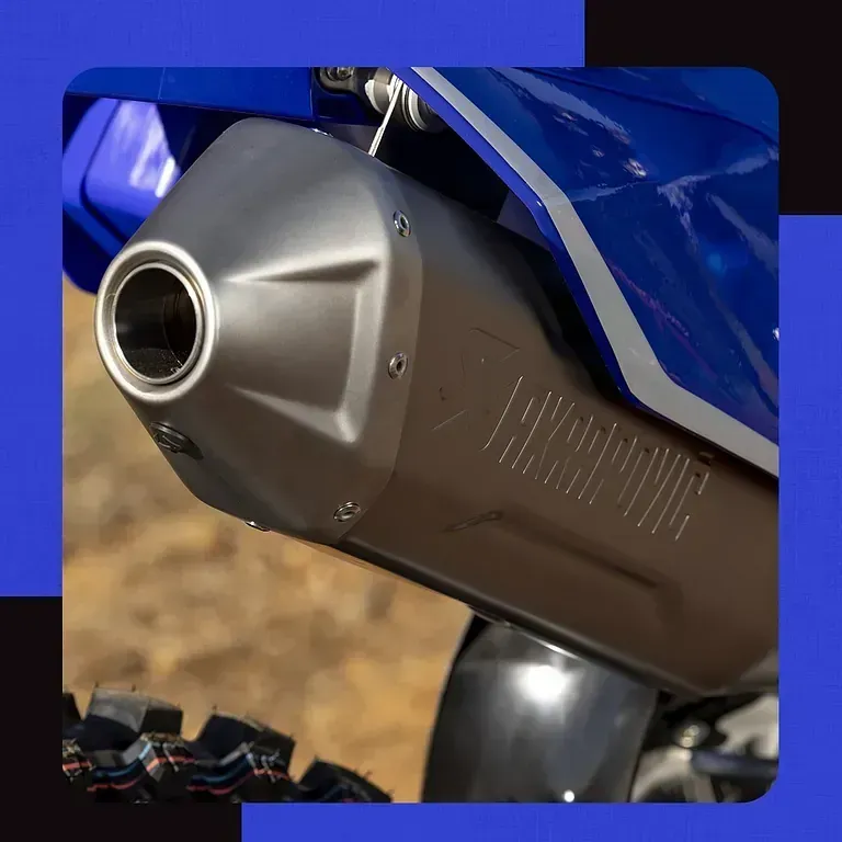 Un primer plano de un tubo de escape Yamaha en una motocicleta todoterreno.