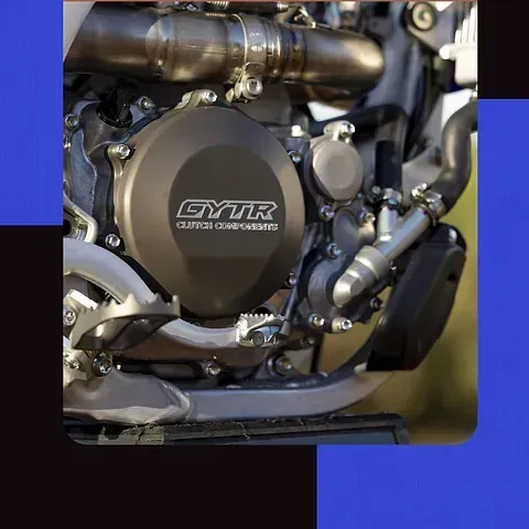 Un primer plano de un motor sytr en una motocicleta.