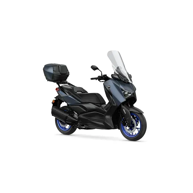Un scooter azul con un gran compartimento para equipaje en la parte trasera está sobre un fondo blanco.