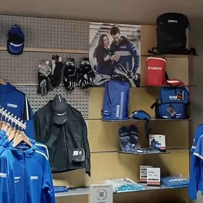 Una tienda con una foto de un hombre y una mujer en la pared.