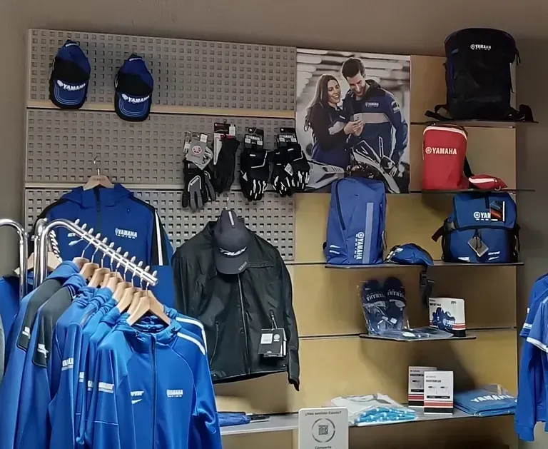 Una exhibición de productos de Yamaha en una tienda.