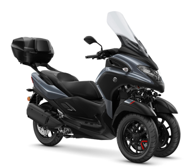 Un scooter azul con un gran compartimento para equipaje en la parte trasera está sobre un fondo blanco.