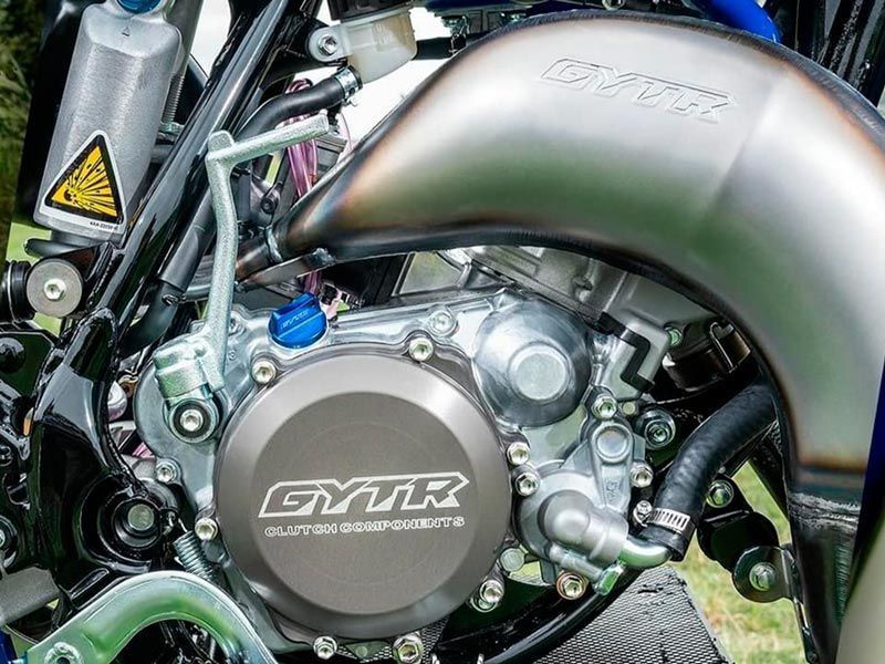 Un primer plano del motor de una motocicleta.