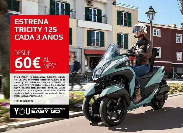Una persona conduce una motocicleta de tres ruedas por una calle.