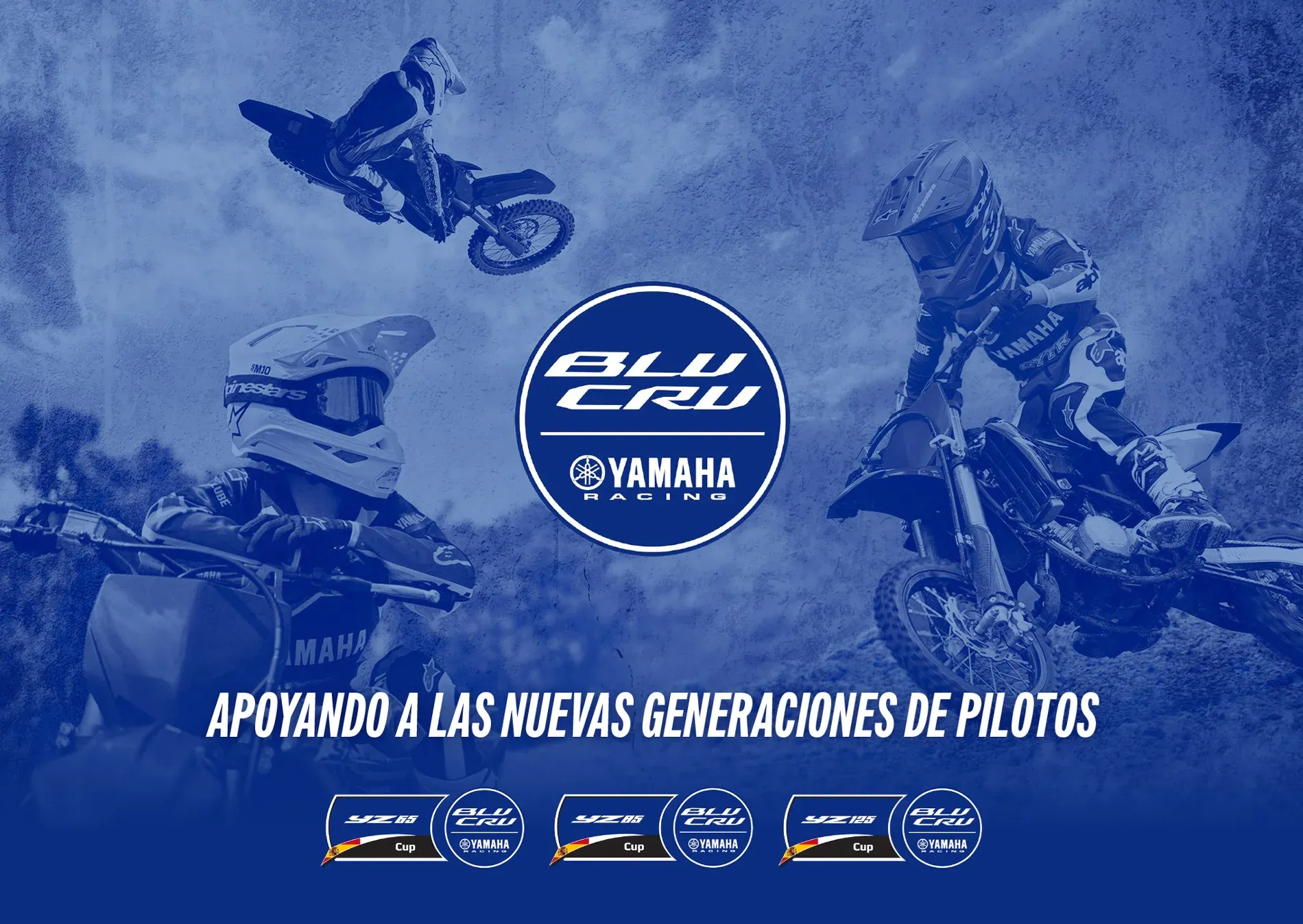 Una persona conduce una motocicleta por un camino de tierra al atardecer.