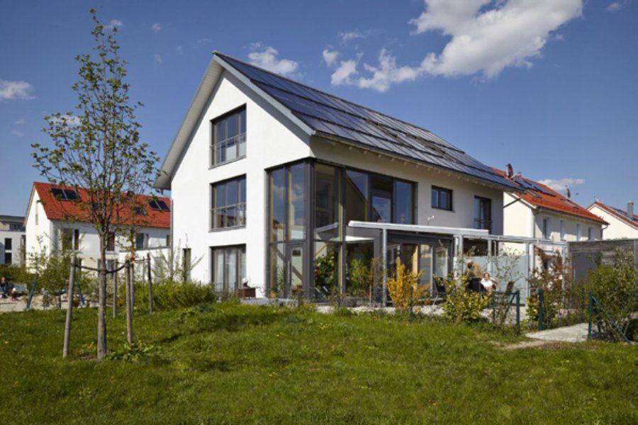 weißes Haus mit Solarpaneln