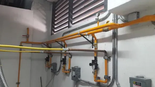 Una habitación con muchas tuberías colgando del techo.