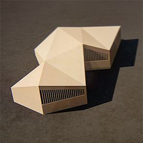 Un modelo de una casa está sobre una mesa.