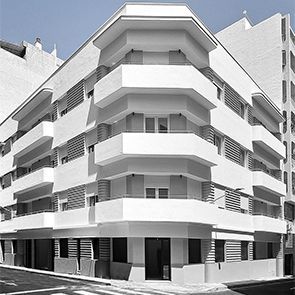 Una fotografía en blanco y negro de un edificio con balcones.