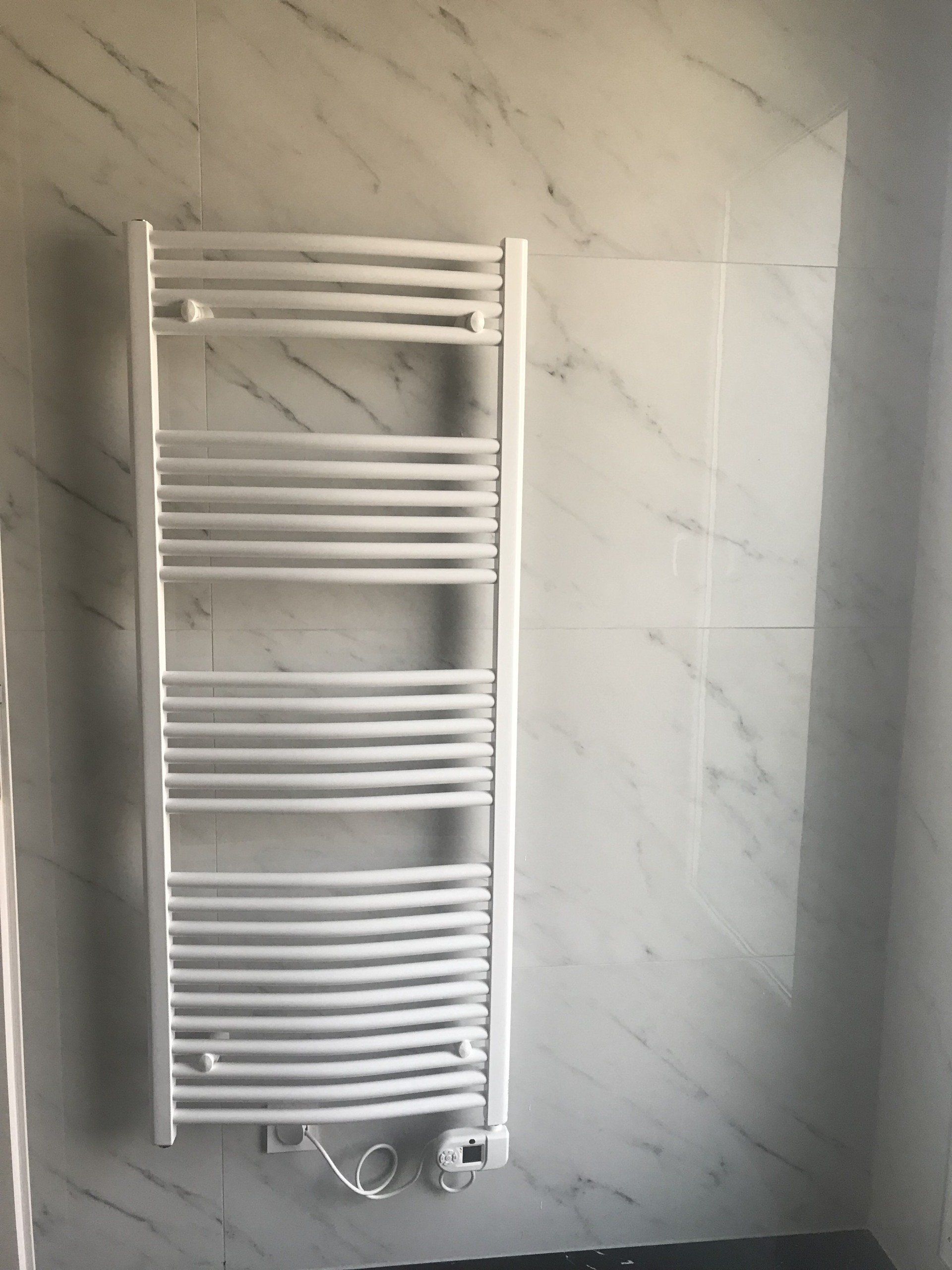 Sèche serviette servant de radiateur dans une salle de bains.