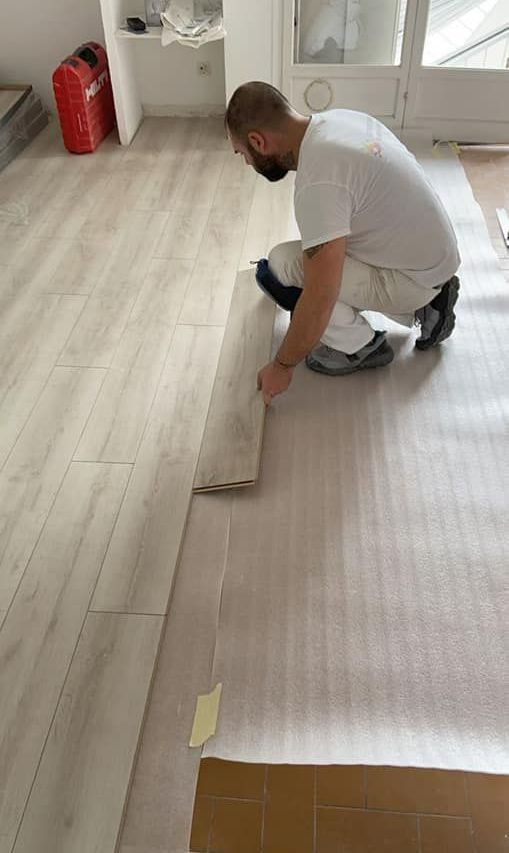 Travaux de pose de parquet en cours de réalisation