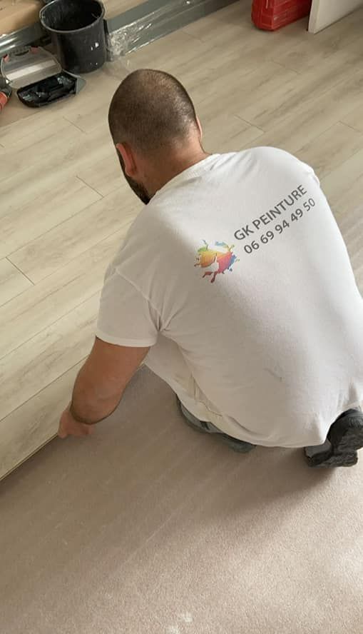 Ouvrier réalisant des travaux de pose de parquet