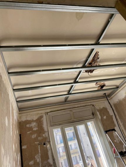 Rails de faux plafond installés