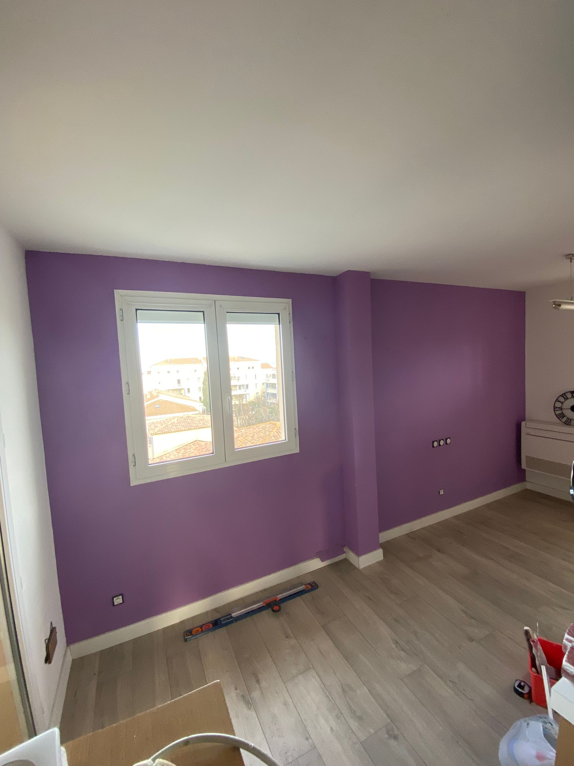 Mur peint en couleur mauve