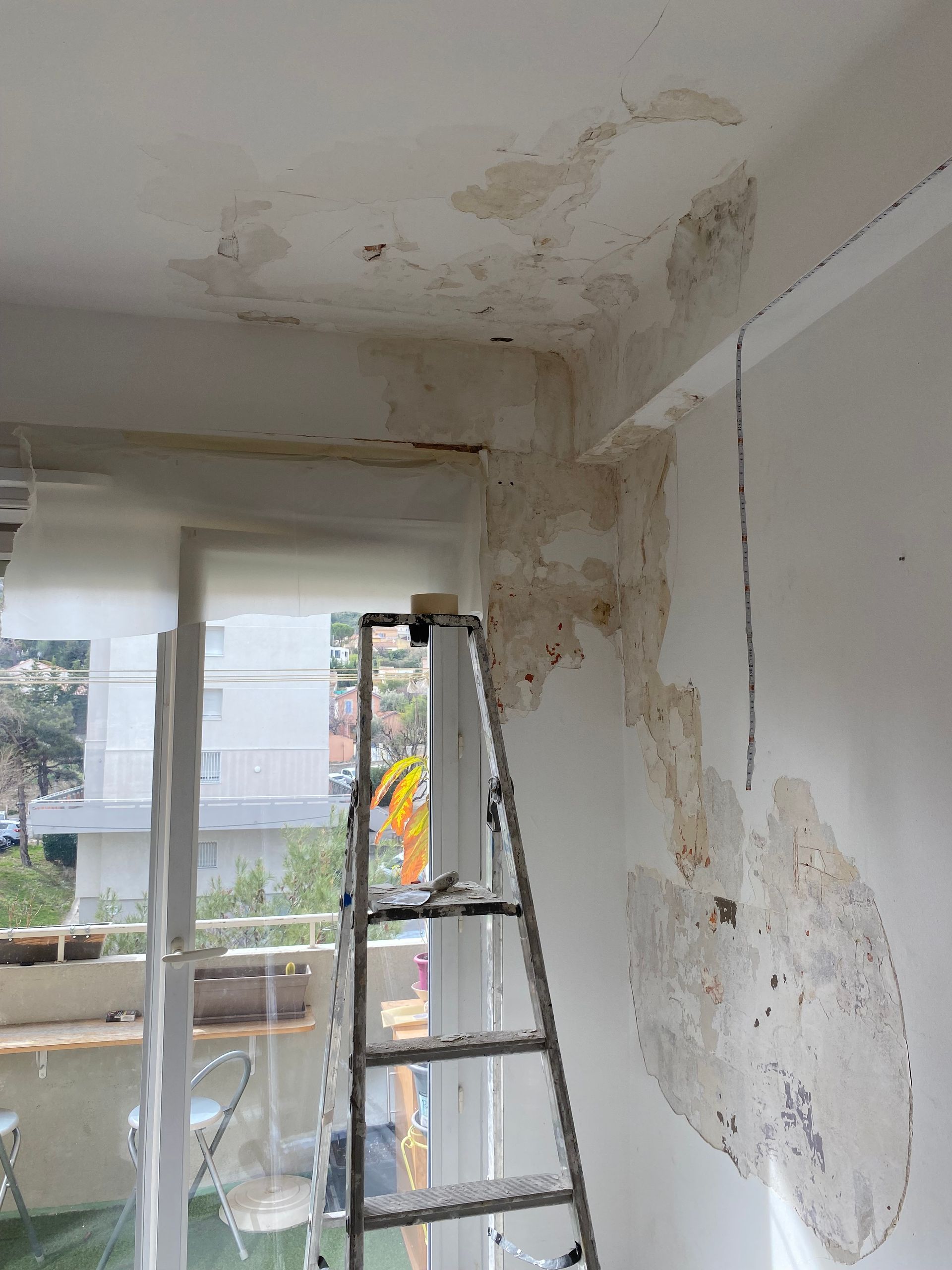 Pièce avec des murs à rénover