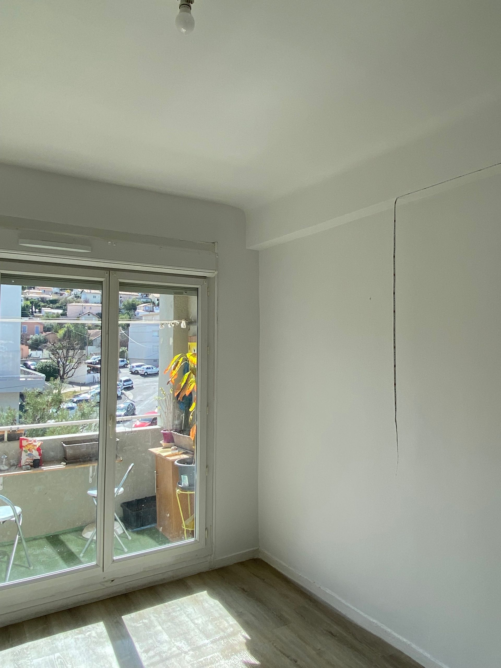 Finition de la pièce avec peinture des murs