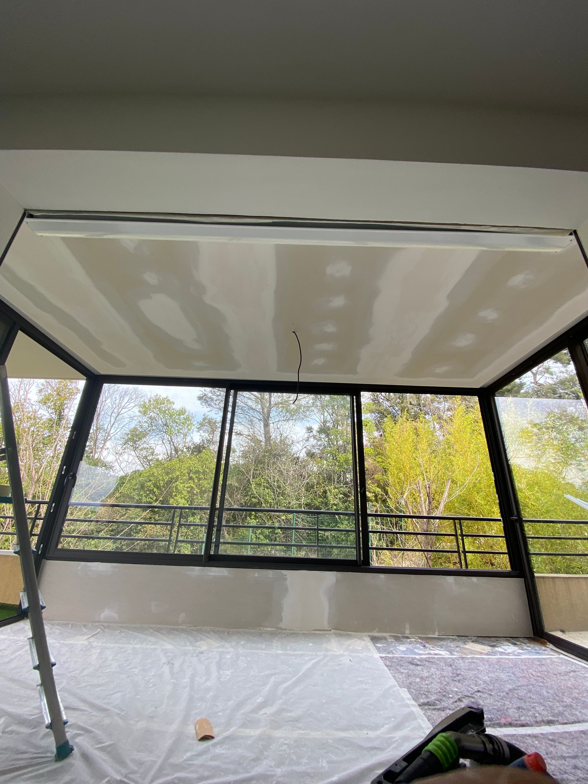 Installation des plaques de plâtre pour un maintien solide du faux plafond