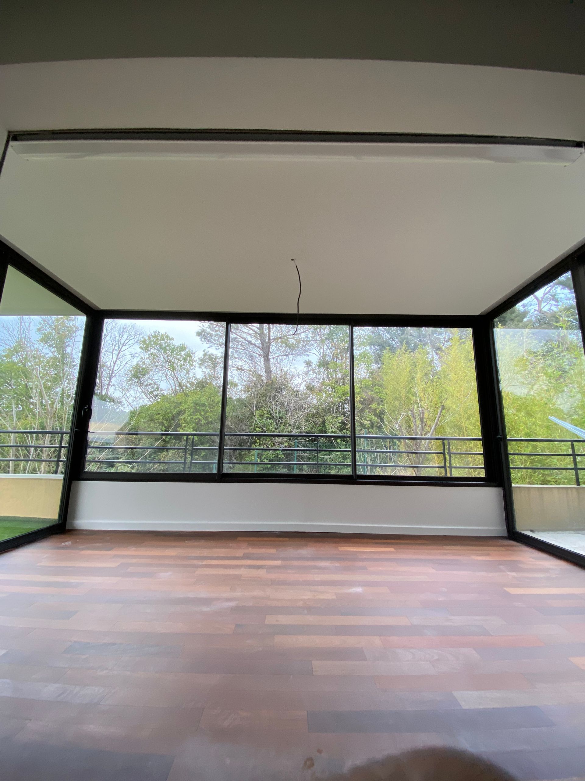 Finition avec peinture du faux plafond