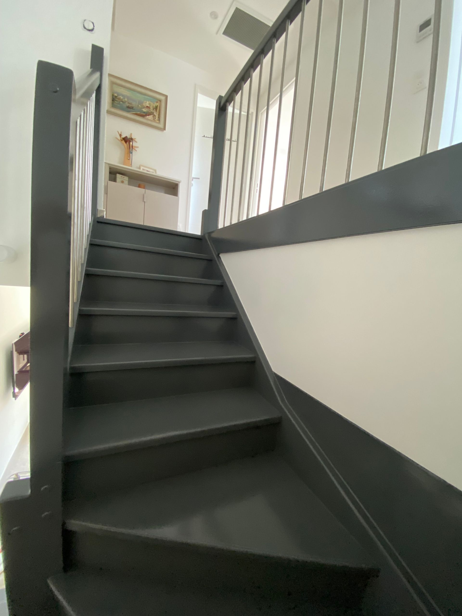 Escalier en bois et garde-corps peints en gris